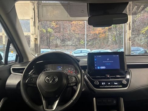 Used 2025 Toyota Corolla Cross LE image 33