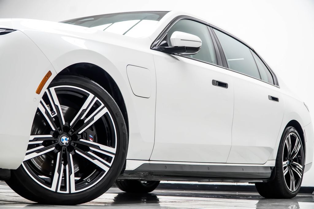 Used 2025 BMW 750e xDrive w/ Executive Package AWD/4WD image 4