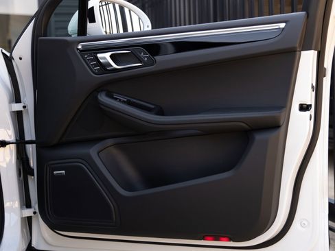 Certified 2026 Porsche Macan AWD/4WD image 32