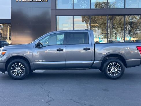 Used 2022 Nissan Titan SV image 9