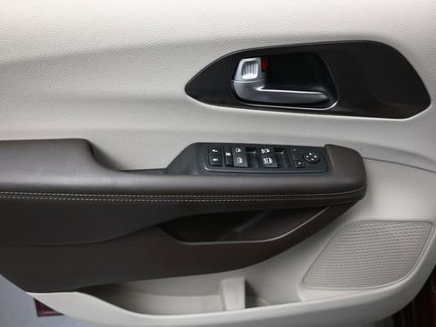 Used 2017 Chrysler Pacifica Touring w/ Tire & Wheel Group image 13