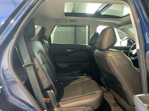 Used 2025 Nissan Pathfinder SL w/ SL Premium Package AWD/4WD image 23