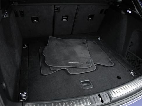 Certified 2023 Porsche Macan AWD/4WD image 33