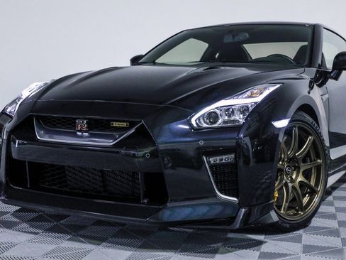 Used 2021 Nissan GT-R Premium image 12