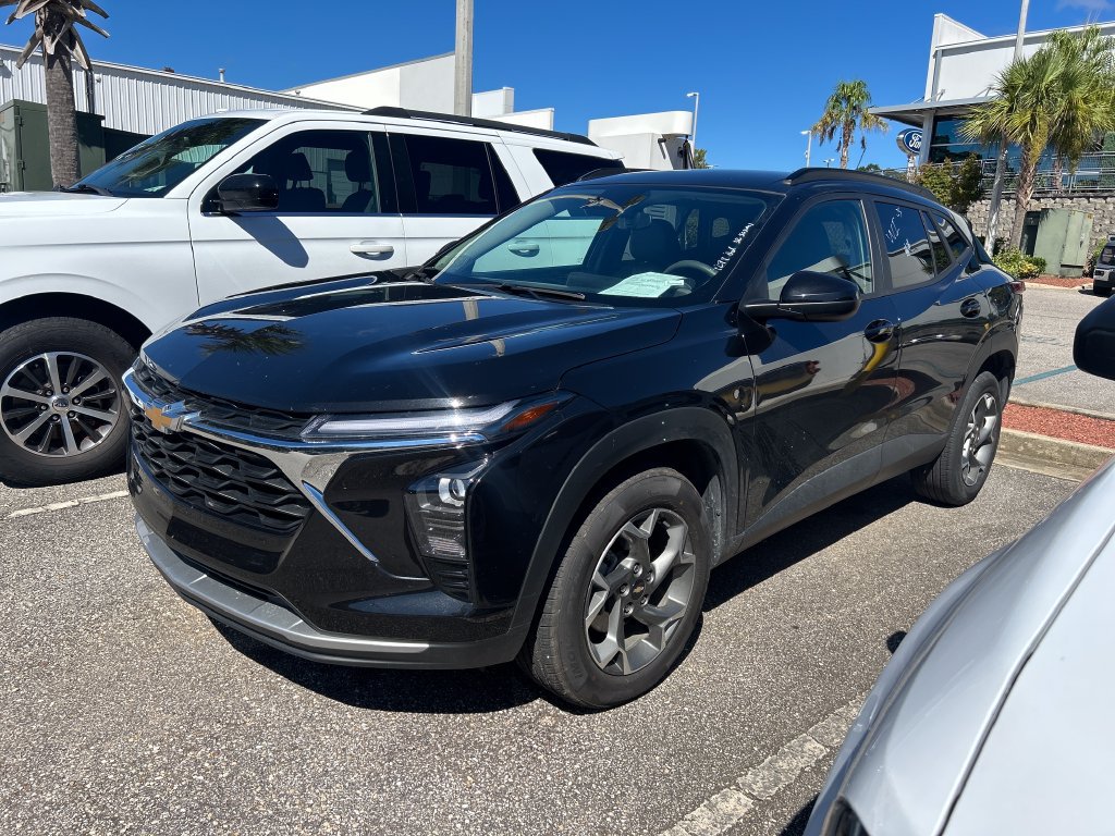 Used 2025 Chevrolet Trax LT FWD image 6