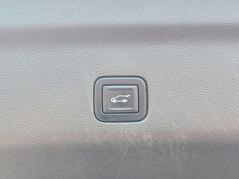 Used 2022 Chevrolet Tahoe Z71 w/ Z71 Off-Road Package AWD/4WD image 29