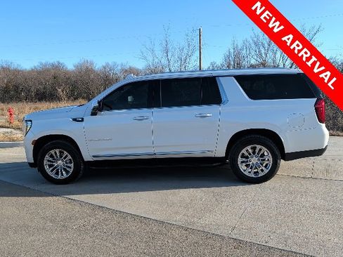 Used 2022 GMC Yukon XL SLT w/ SLT Luxury Package image 6
