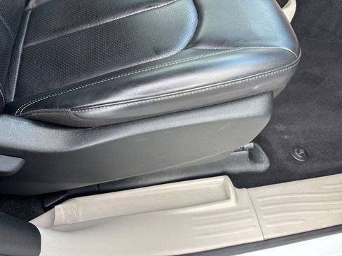 Used 2023 Chrysler Pacifica Touring-L FWD image 37