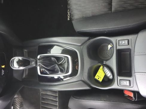 Used 2020 Nissan Rogue SV image 15