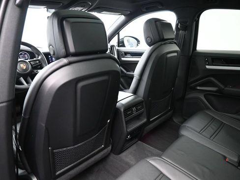 Certified 2025 Porsche Cayenne Coupe AWD/4WD image 8