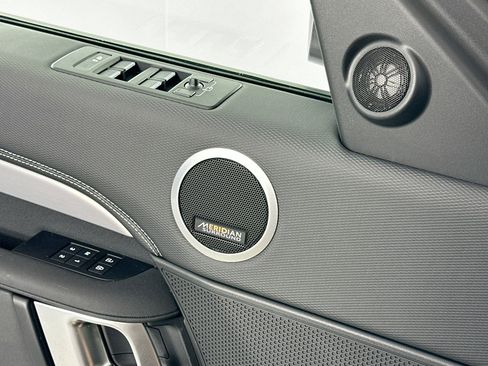 Used 2024 Land Rover Discovery Dynamic SE image 17