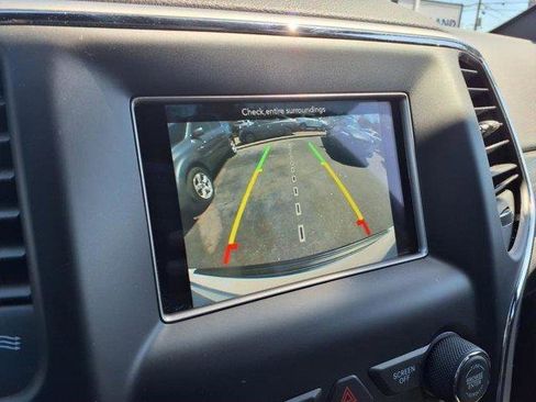 Used 2021 Jeep Grand Cherokee Laredo image 12