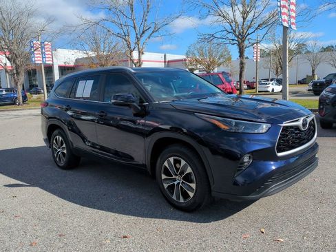 Certified 2023 Toyota Highlander XLE image 3