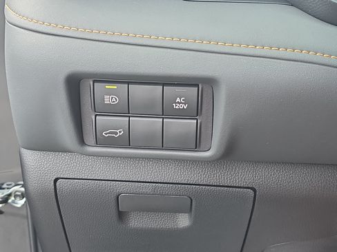 Used 2023 Toyota Highlander Bronze Edition FWD image 26