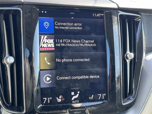 Used 2018 Volvo XC60 T5 Momentum w/ Vision Package image 25