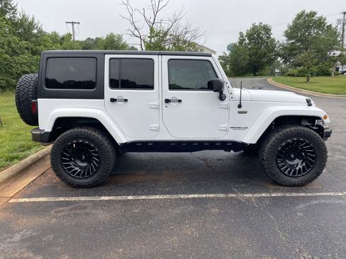 Used 2017 Jeep Wrangler Unlimited Sahara AWD/4WD image 9