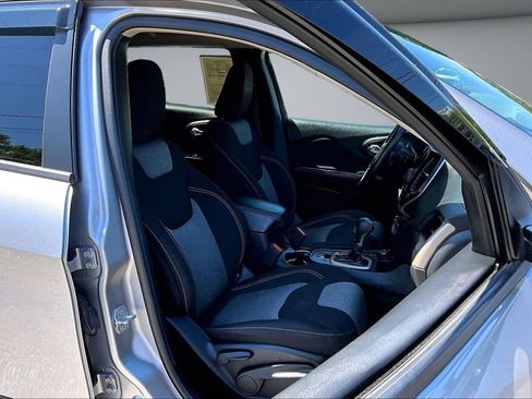 Used 2017 Jeep Cherokee Sport AWD/4WD image 29
