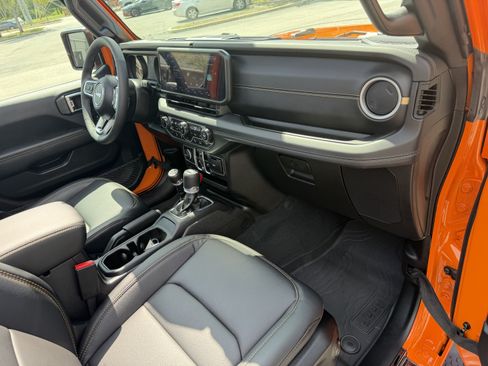 Used 2025 Jeep Wrangler Unlimited Sahara AWD/4WD image 15