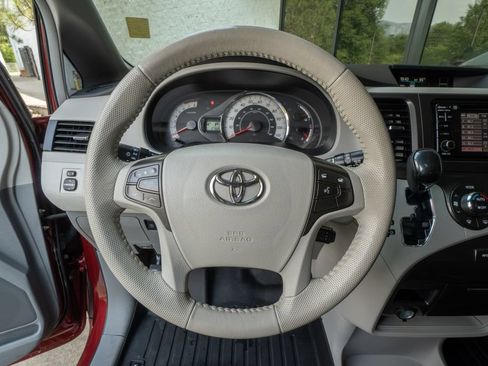Used 2014 Toyota Sienna SE FWD image 13