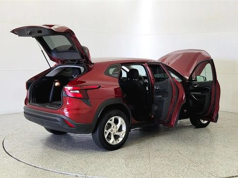 Used 2024 Chevrolet Trax LS w/ LS Convenience Package FWD image 12