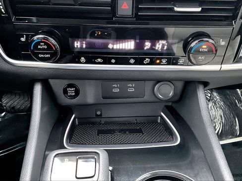 Used 2024 Nissan Rogue SL image 14