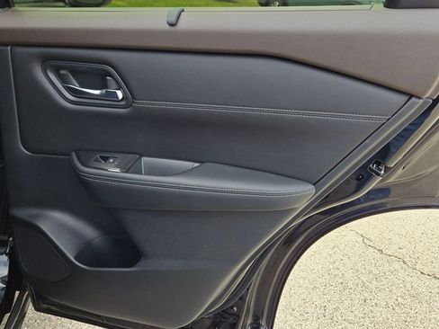 Used 2023 Nissan Rogue SV w/ SV Premium B Package image 9