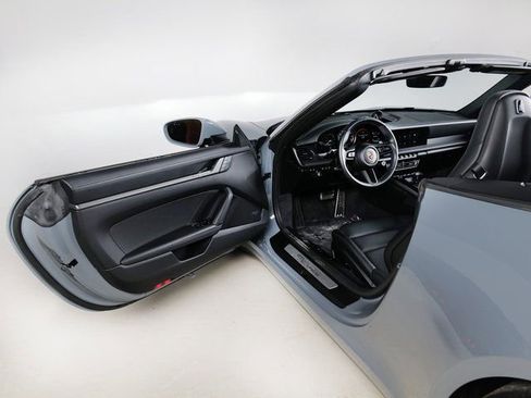 Used 2024 Porsche 911 Carrera image 31