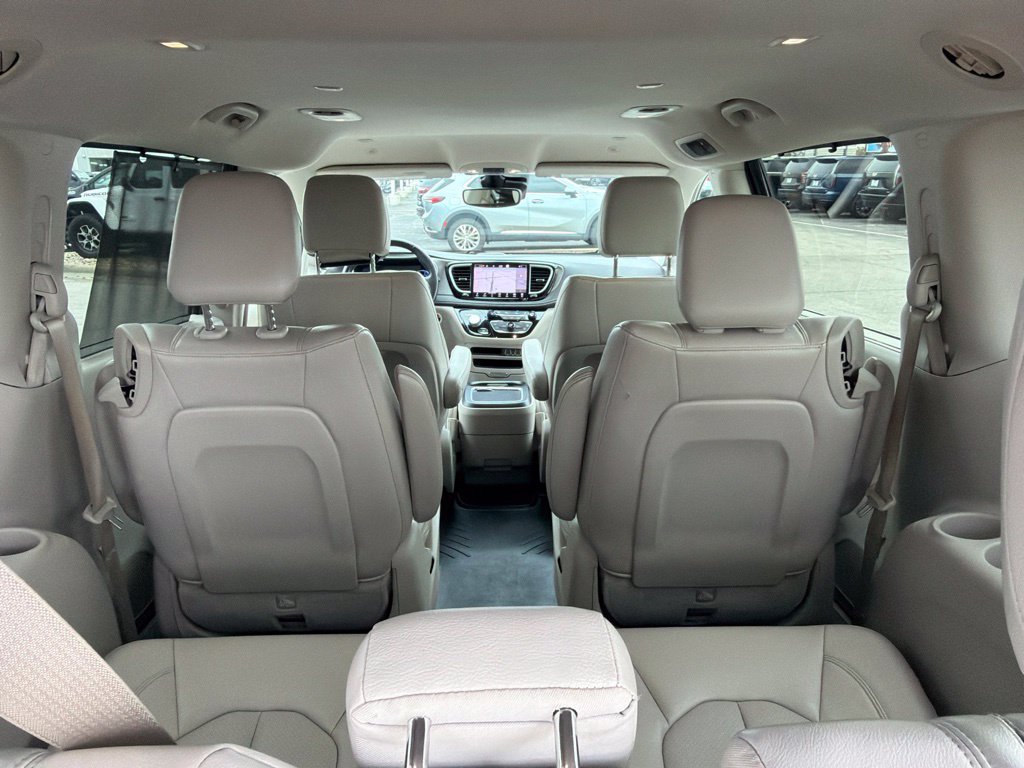 Used 2021 Chrysler Pacifica Touring-L FWD image 14