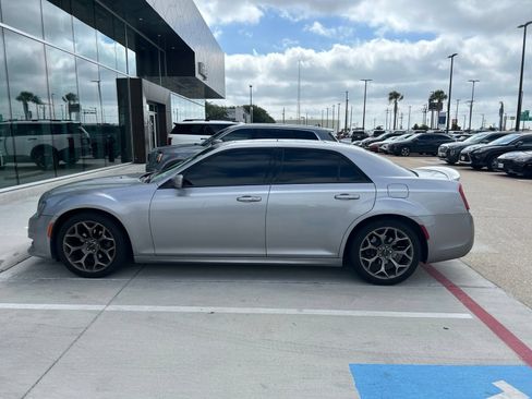 Used 2018 Chrysler 300 S w/ 300S Premium Group RWD image 9