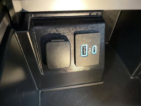 Used 2020 Ford Explorer XLT image 24