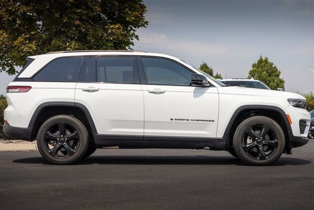 Used 2023 Jeep Grand Cherokee Altitude AWD/4WD image 5