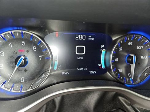 Used 2025 Chrysler Pacifica Select FWD image 11