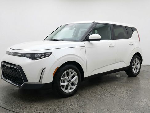 Used 2025 Kia Soul LX w/ LX Technology Package FWD image 3