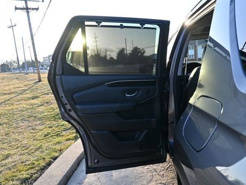 Used 2025 Honda Pilot Touring image 24