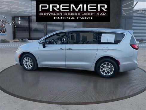 Used 2026 Chrysler Pacifica Select image 5