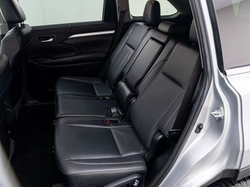 Used 2019 Toyota Highlander XLE image 19