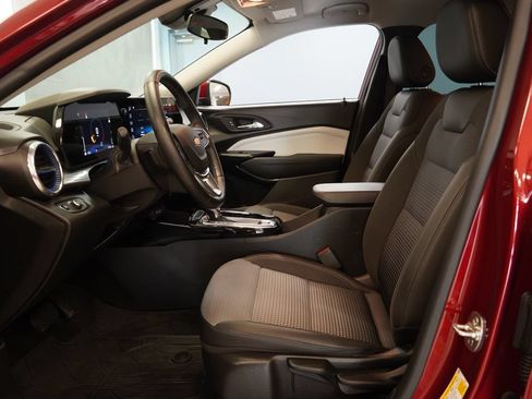 Used 2025 Chevrolet Trax LT w/ Driver Confidence Package FWD image 4