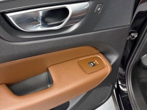 Used 2021 Volvo XC60 T5 Momentum image 55