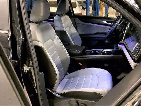 Used 2024 Volkswagen Atlas Cross Sport SEL R-Line image 8