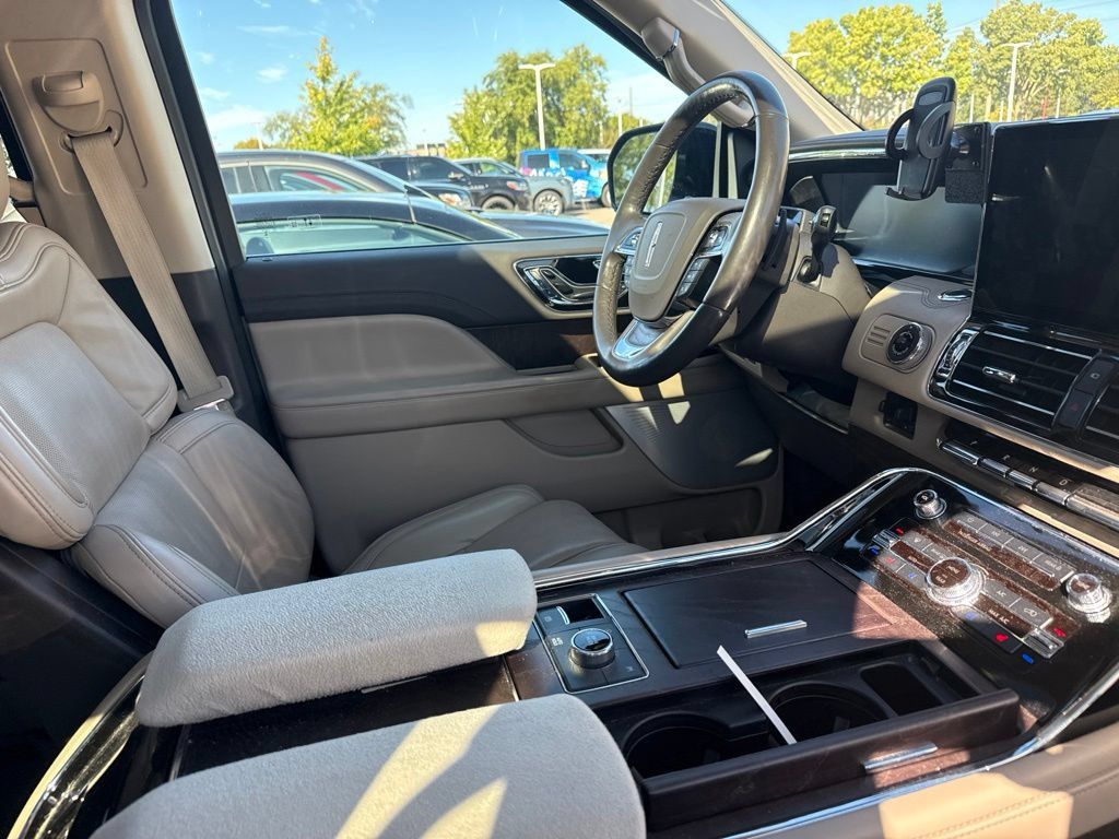 Used 2023 Lincoln Navigator L Reserve AWD/4WD image 10