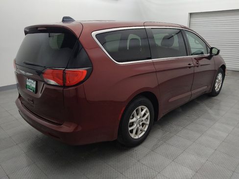 Used 2022 Chrysler Voyager LX image 9