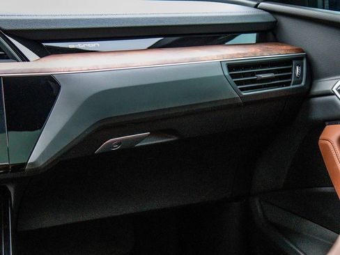 Used 2022 Audi e-tron Premium w/ Convenience Plus Package image 17