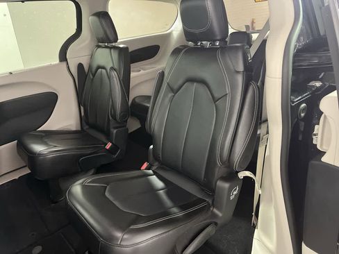 Used 2024 Chrysler Pacifica Touring-L image 27