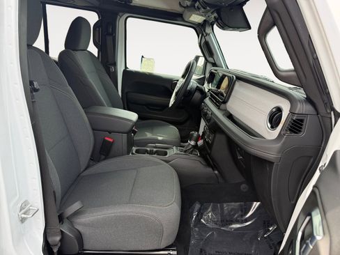 Used 2025 Jeep Wrangler Unlimited Sahara AWD/4WD image 19