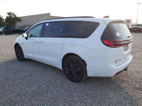 New 2026 Chrysler Pacifica Limited w/ Uconnect Theater Family Group AWD/4WD image 7