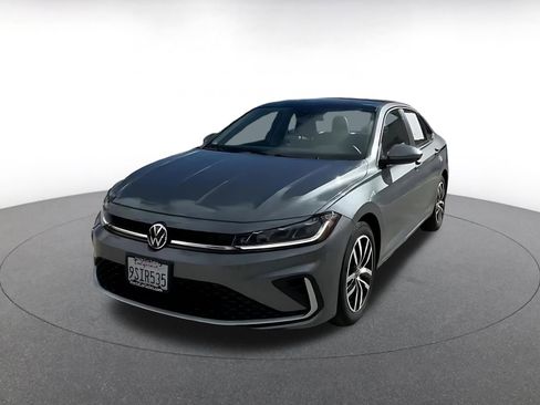 Used 2025 Volkswagen Jetta SE image 7