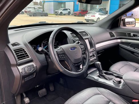 Used 2017 Ford Explorer XLT w/ Equipment Group 202A AWD/4WD image 16
