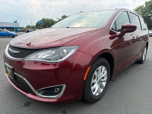 Used 2019 Chrysler Pacifica Touring Plus w/ Cold Weather Group FWD image 3