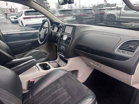 Used 2016 Chrysler Town & Country Limited image 17