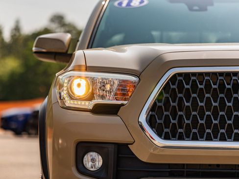 Used 2018 Toyota Tacoma TRD Off-Road AWD/4WD image 11